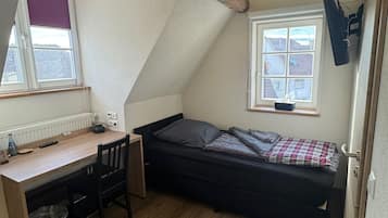 Een bureau, een laptopwerkplek, gratis wifi, beddengoed