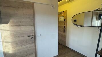 1 Personen Zimmer mit eigenem Bad & Teeküche | Schreibtisch, laptopgeeigneter Arbeitsplatz, kostenloses WLAN