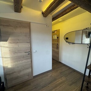 Desk, laptop workspace, free WiFi, bed sheets - Rose Boardinghouse (Grossbottwar)