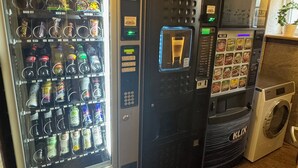 A coffee bar and vending machines with snacks and drinks. - Rose Boardinghouse (Grossbottwar)