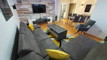 Appartement (One Bedroom Apartment with Balcony) | Salle de séjour | Télévision