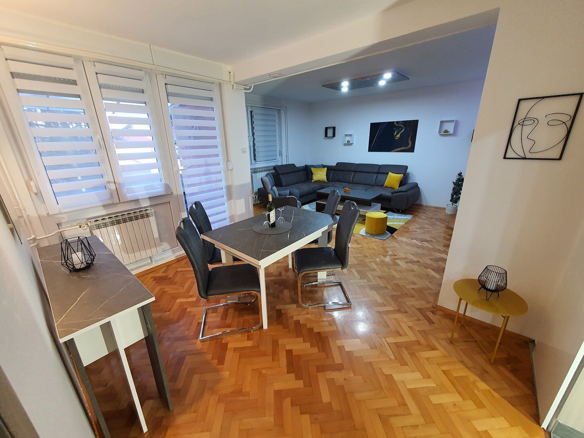 شقة (One Bedroom Apartment with Balcony) | غرفة لتناول الطعام
