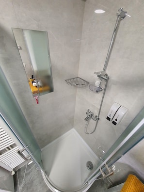 Apartment (One Bedroom Apartment with Balcony) | Badezimmer | Dusche, Handtücher