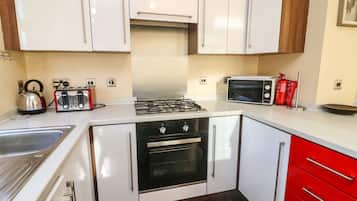 Cottage | Private kitchen | Fridge, dishwasher, electric kettle, toaster