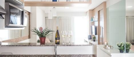 컴포트 아파트 | 전용 주방 | 냉장고, 전자레인지, 조리 도구/접시/주방 기구