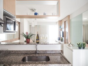 Apartamento conforto | Cozinha privada | Geladeira, micro-ondas, talheres/pratos/utensílios de cozinha