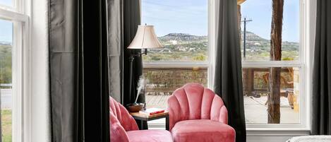 2 habitaciones, escritorio y tabla de planchar con plancha