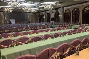 A banquet hall with rows of tables and chairs, chandeliers, and arched windows. - New Haojing Hotel (Guangzhou Xintang Metro Station) (Guangzhou)