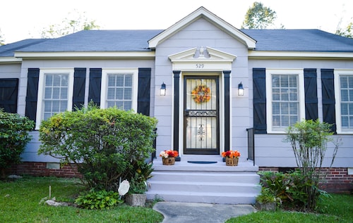 Blue Bengal Bungalow 5 mins to Downtown Jackson & 15 mins to Jackson’s Airport 