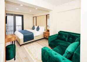 Kamar Double Deluks | Tirai kedap cahaya, kedap suara, setrika/meja setrika, dan Wi-Fi gratis