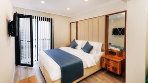 A bedroom with a bed, bedside table, and a mirror. - Galata Masterpiece Hotel (Istanbul)