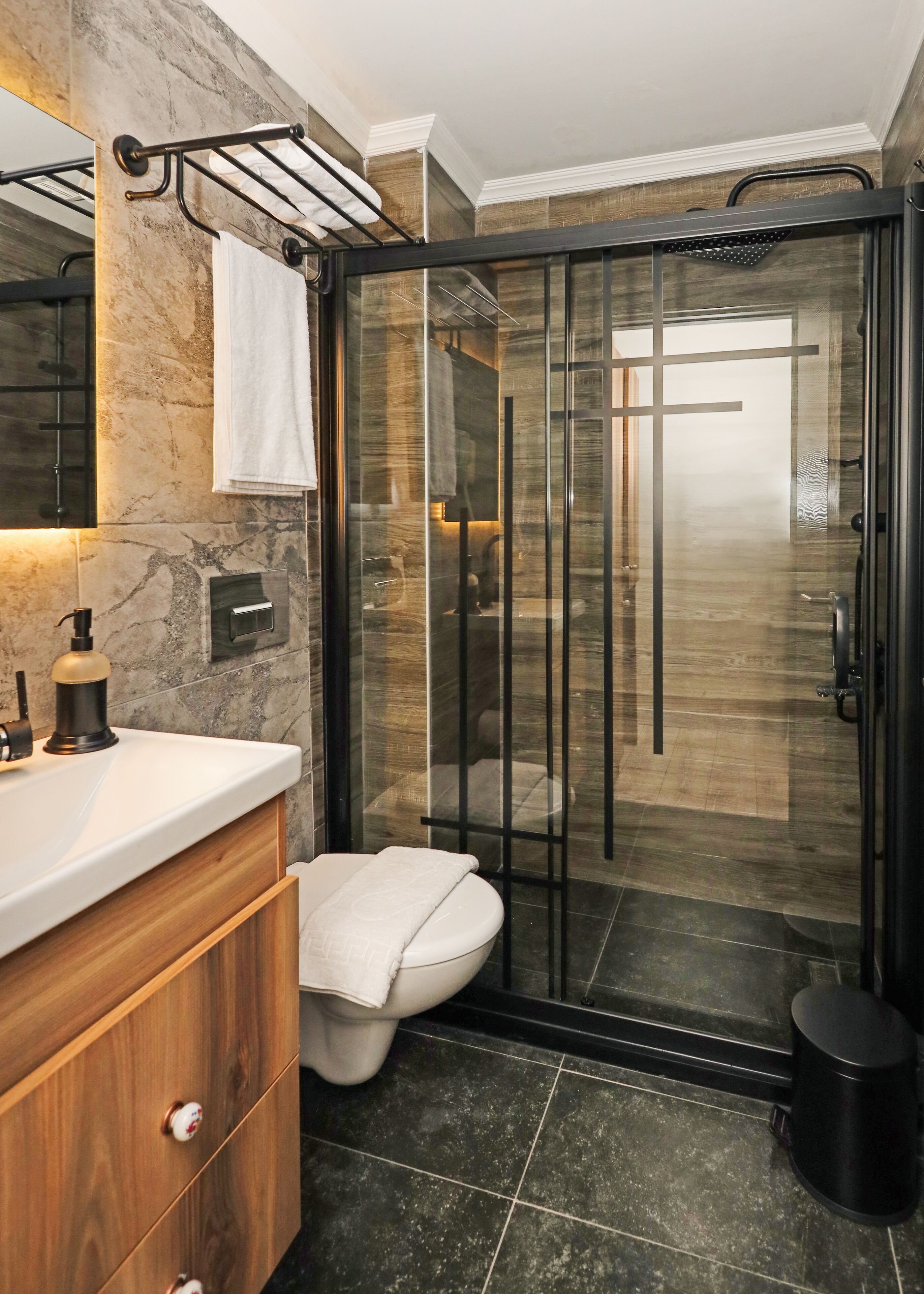 Economy-Doppelzimmer | Badezimmer | Dusche, Regendusche, Haartrockner, Hausschuhe