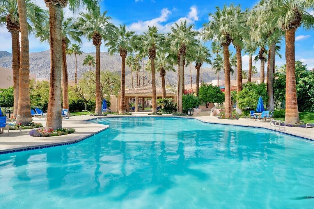 Deauville! Over 9 acres, a few blocks to Downtown, Tennis anyone?