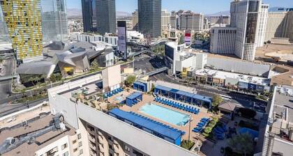 Las Vegas | Friends Strip Base | Pool + Spa | 2BR Villa