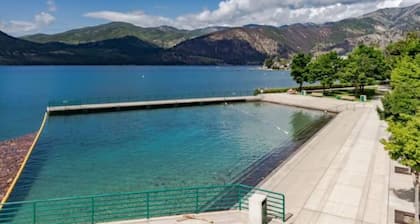 Charming, modern log cabin, steps to the lake. Bright & spacious. Ideal escape!