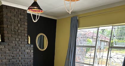 Gated Luxury Corporate Apartment, 2 Bedroom Maseru FREE WIFI, 15 min to Downtown