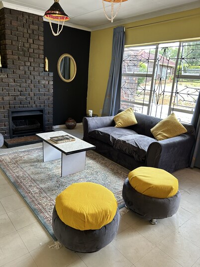 Gated Luxury Corporate Apartment, 2 Bedroom Maseru FREE WIFI, 15 min to Downtown