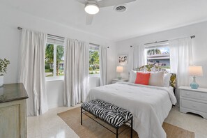 4 bedrooms, travel cot, WiFi, bed sheets - Heated Pool-Oversized Master - Close to Beach - Centrally Located 4 Bed / 3 Bath (West Palm Beach)