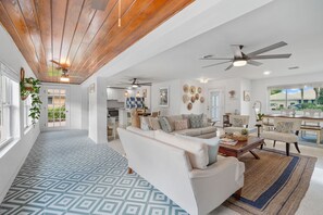 Smart TV - Heated Pool-Oversized Master - Close to Beach - Centrally Located 4 Bed / 3 Bath (West Palm Beach)