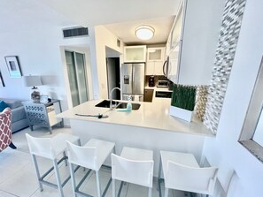 Réfrigérateur, micro-ondes, plaque de cuisson, cafetière/bouilloire