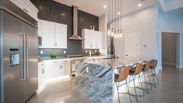 KylskÄp, mikrovÄgsugn, ugn och spishÀll