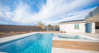 Private Modern Luxury Home Custom Built with Pool and Hot tub 14Mins to LV BVLD