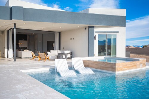Private Modern Luxury Home Custom Built with Pool and Hot tub 14Mins to LV BVLD