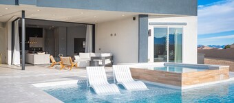Private Modern Luxury Home Custom Built with Pool and Hot tub 14Mins to LV BVLD