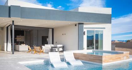 Private Modern Luxury Home Custom Built with Pool and Hot tub 14Mins to LV BVLD