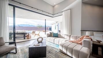 Smart TV, fireplace, stereo