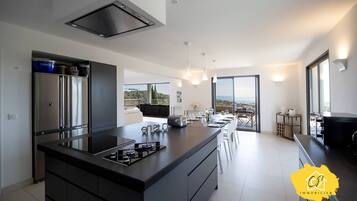 Een koelkast, een vaatwasser, kookgerei, borden en bestek