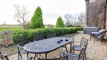 Cottage | Outdoor dining