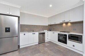 Refrigerador con freezer, microondas, horno, placa de cocina