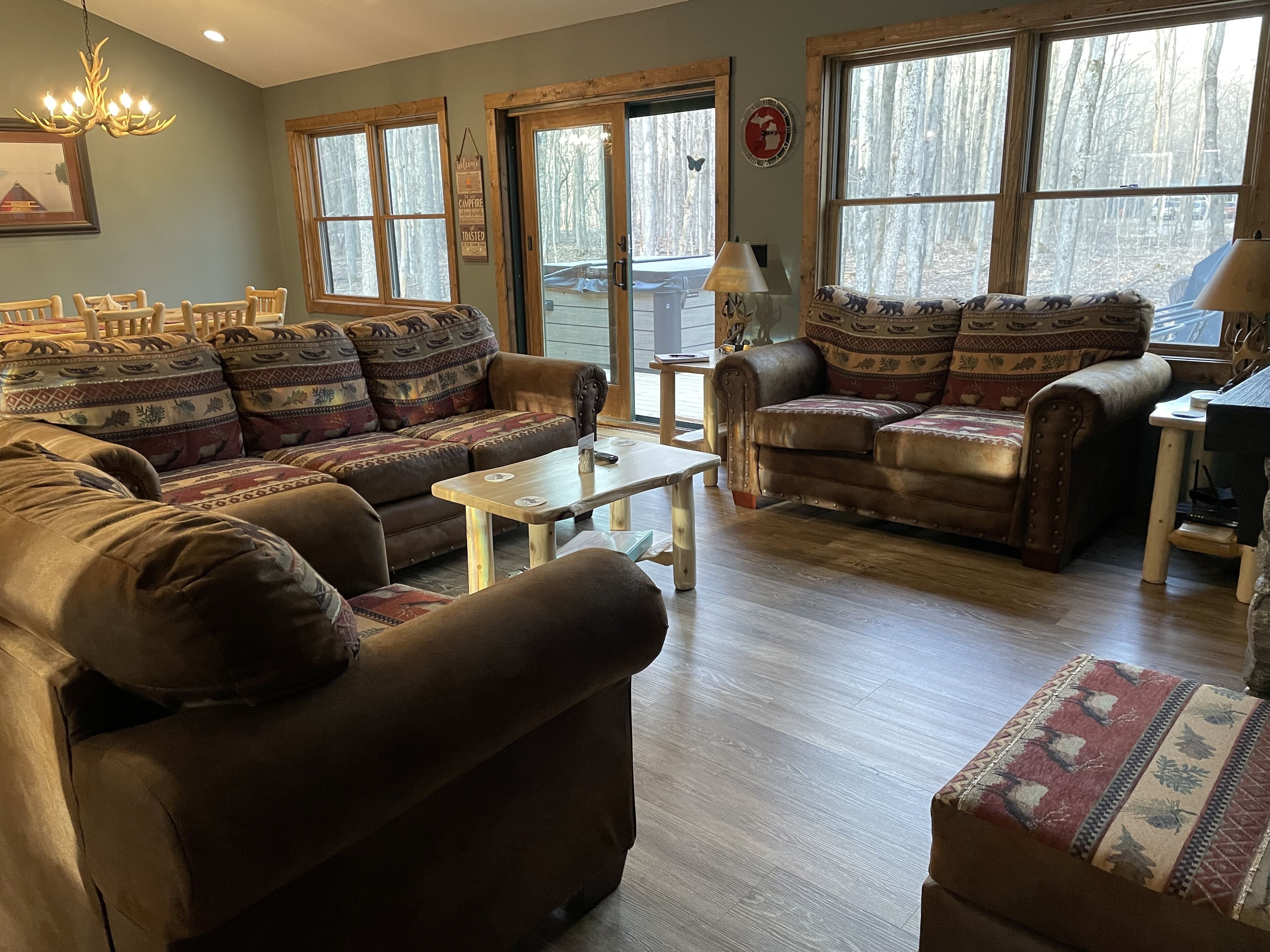 Smart-tv, eldstad och böcker