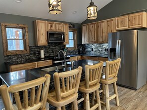 Jääkaappi, mikroaaltouuni, uuni, liesi