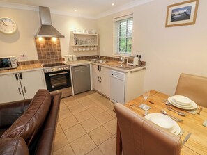 Fridge, dishwasher, electric kettle, toaster - Tregonning Lodge (Helston)