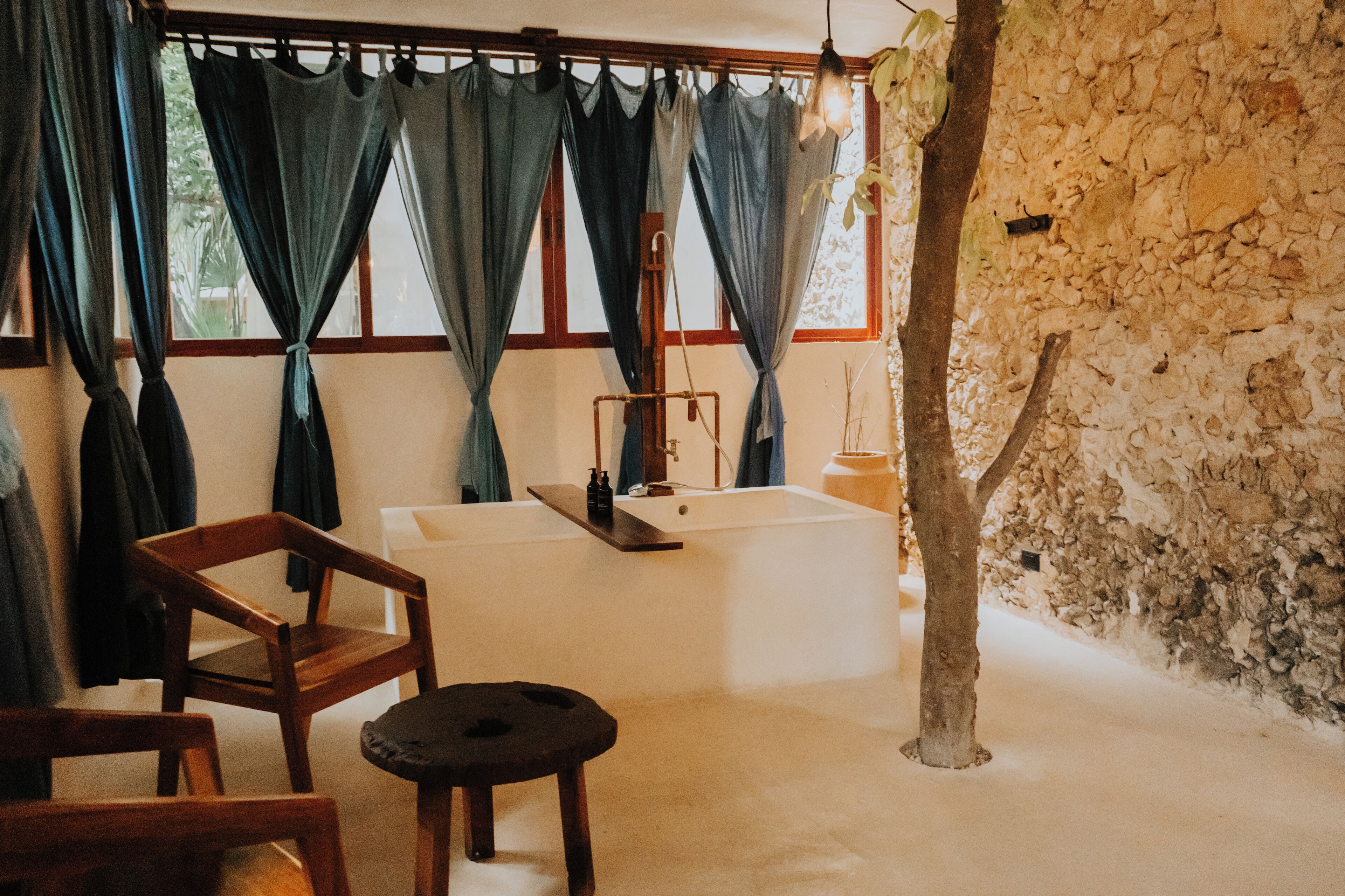 junior room, poolside | living area