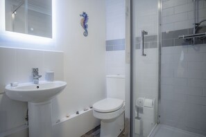 Departamento (1 Bedroom) | Baño | Regadera, secadora de cabello, toallas 