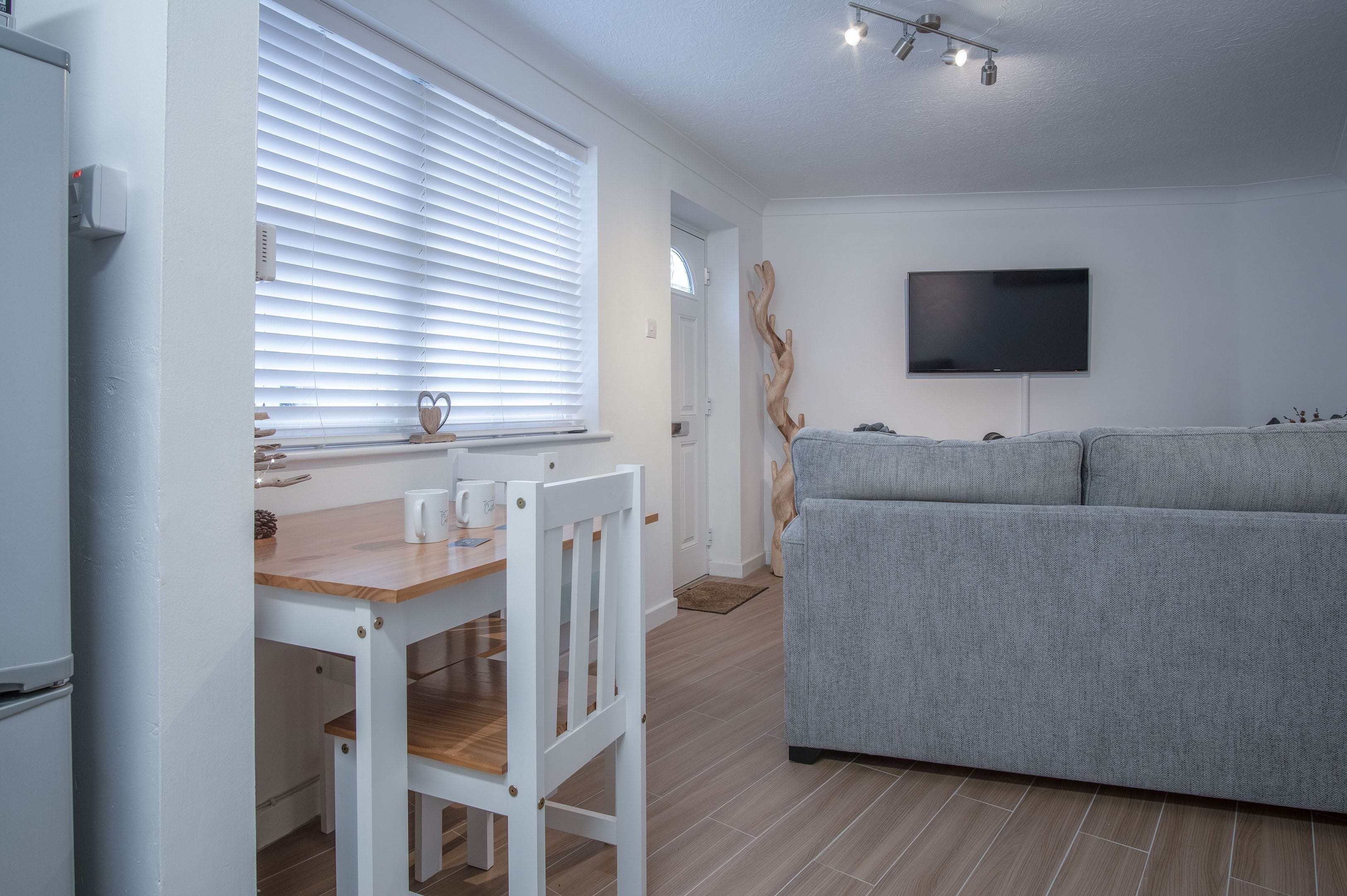 32-inch Smart TV with cable channels, TV