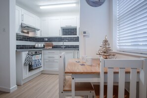 Interior - Castle Cove - 1 Bedroom Apartment - Tenby (Tenby)