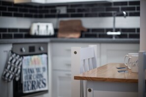 Full-sized fridge, microwave, oven, stovetop