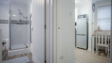 Douche, sèche-cheveux, serviettes fournies