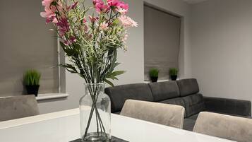 Apartamento, 1 cama Queen | Opções para refeição