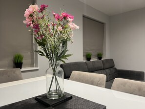 Apartment, 1 Queen Bed | Dining