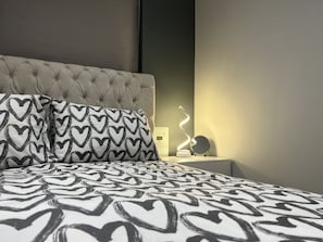 Appartement, 1 grand lit | 1 chambre, fer et planche à repasser, accès au Wi-Fi (inclus)