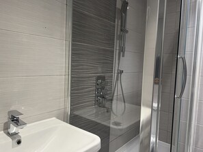 Apartment, 1 Queen Bed | Bathroom | Shower, hair dryer, towels - The Broadway Retreat With Parking (Herne Bay)