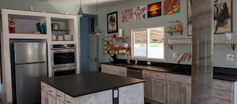 Denver Oasis · 5BR · 7-Seat Hot Tub · Sleeps 16
