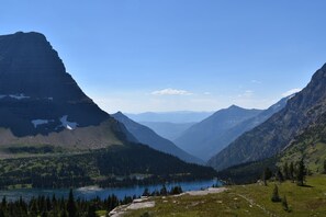 Eine Berglandschaft mit einem See und bewaldeten Gebieten.