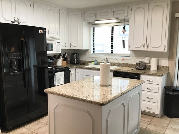 Fridge, microwave, oven, stovetop - Sea Renity Beach House on SPI (South Padre Island)