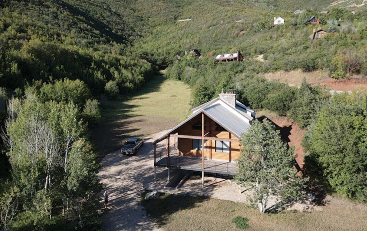 Cozy cabin minutes from downtown midway, sleeps 17+